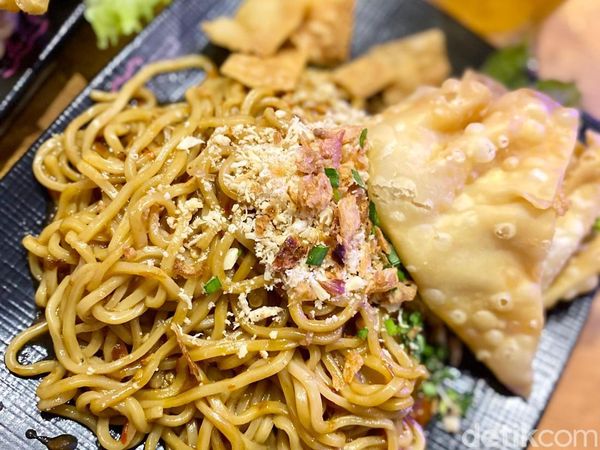 Murah! Makan Mie Pedas dan Aneka Dimsum Goreng Rp 10 Ribuan