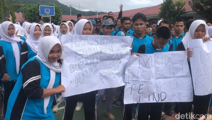 Pelajar di Lubuklinggau gelar demo di sekolah sesudah 15 siswi disangka dicabuli guru olahraga Pelajar di Lubuklinggau gelar demo di sekolah sesudah 15 siswi disangka dicabuli guru olahraga