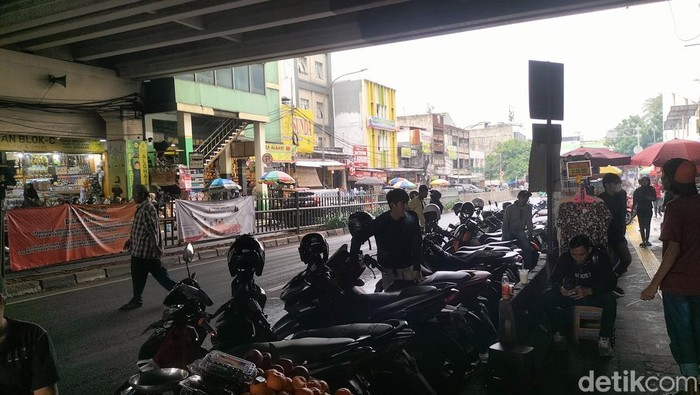 Pemprov Jakarta memasang CCTV di tempat Pasar Tanah Abang untuk awasi parkir liar. Warga beropini pro dan kontra soal efektivitas kebijakan itu. (Maulani M/detikcom) Pemprov Jakarta memasang CCTV di tempat Pasar Tanah Abang untuk awasi parkir liar. Warga beropini pro dan kontra soal efektivitas kebijakan itu. (Maulani M/detikcom)