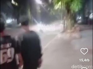 Ini Alasan Pemuda di Malang Lempar Paving hingga Pemotor Tersungkur Ini Alasan Pemuda di Malang Lempar Paving hingga Pemotor Tersungkur