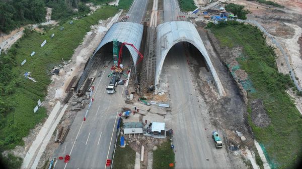 Penampakan dari Udara Proyek Jembatan Satwa di Tol IKN