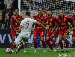 Pada menit ke-76, laga sempat disetop karena nyala flare. Jakmania, suporter Persija, ramai-ramai menyalakan petasan di tribune, membuat wasit memutuskan menghentikan laga sejenak.