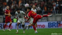 Sebaliknya, upaya Malut juga buntu di depan. Duet Rizky Ridho dkk bisa menyapu tiap bola yang datang ke lini belakang Persija.