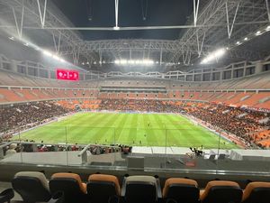 Sempat Disetop gegara Flare, Persija Vs Malut United di JIS Selesai Kondusif