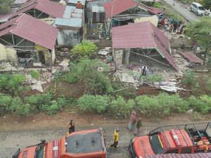 Basarnas Terjunkan 20 Personel Bantu Evakuasi Rumah Warga Rusak Usai Gempa Basarnas Terjunkan 20 Personel Bantu Evakuasi Rumah Warga Rusak Usai Gempa
