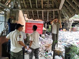 Satpol PP Bantul Tutup 7 TPS Ilegal Tampung Sampah dari Kota Jogja Satpol PP Bantul Tutup 7 TPS Ilegal Tampung Sampah dari Kota Jogja