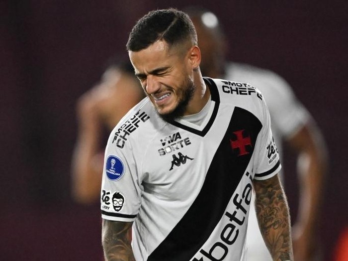Vasco da Gama's midfielder #11 Philippe Coutinho reacts after missing a chance to score during the Copa Sudamericana group stage football match between Argentina's Lanus and Brazil's Vasco da Gama at the Ciudad de Lanus stadium in Lanus, Buenos Aires province, Argentina, on May 13, 2025. (Photo by Luis ROBAYO / AFP)