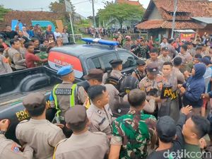 Demo Warga Pekalongan soal Kasus Dana Desa Memanas, Sekdes Dievakuasi Polisi