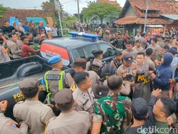 Demo Warga Pekalongan soal Kasus Dana Desa Memanas, Sekdes Dievakuasi Polisi