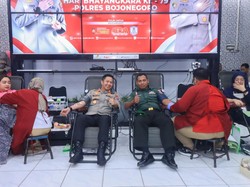Sambut Hari Bhayangkara ke-79 Ratusan Polisi-TNI Bojonegoro Donor Darah