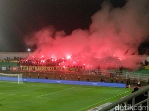 2 Suporter Aniaya Steward Saat Laga PSM Vs Persita gegara Flare Dirampas 2 Suporter Aniaya Steward Saat Laga PSM Vs Persita gegara Flare Dirampas