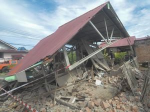 Puing-puing Kerusakan di Bengkulu Akibat Gempa M 6 Puing-puing Kerusakan di Bengkulu Akibat Gempa M 6