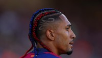 Raphinha, sang winger yang jadi sumber gol dan assist harus menepi tiga pekan karena masalah hamstring (REUTERS/Albert Gea)