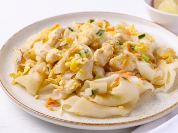 Kwetiau Goreng Ayam Telur: Sensasi Thai Gurih!
