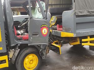 Rombongan Truk Polisi Kecelakaan di Gunungsari Hendak ke Stadion GBT Rombongan Truk Polisi Kecelakaan di Gunungsari Hendak ke Stadion GBT