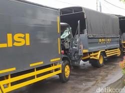 Truk Polisi Tabrakan Beruntun Sebelum Pengamanan Stadion GBT