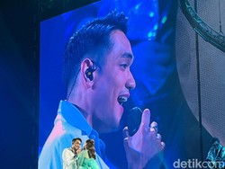 Terlalu Cinta! Afgan Rossa Mesra di Konser Here I Am