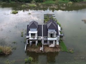 Viral! Rumah Mewah Terbengkalai di Tengah Genangan Air Bak Rawa Viral! Rumah Mewah Terbengkalai di Tengah Genangan Air Bak Rawa