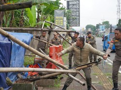 Satpol PP Bogor Bongkar 27 Lapak PKL Liar di Puncak Bogor