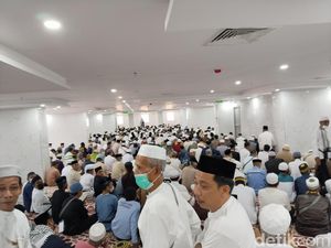 Khusyuknya Jemaah Haji RI Jumatan di Hotel Saat Ada Pembatasan Bus Shalawat