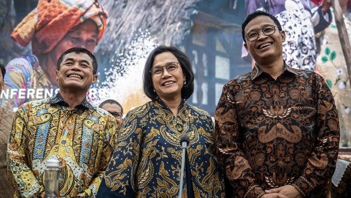 Senyum Sri Mulyani Diapit Dua Dirjen Pilihan Prabowo Menteri Keuangan Sri Mulyani (tengah) berfoto bareng Direktur Jenderal Bea Cukai Djaka Budi Utama (kiri) dan Direktur Jenderal Pajak Bimo Wijayanto (kanan) sebelum menampilkan pemaparan pada pertemuan pers APBN KiTa di Kantor Kementerian Keuangan, Jakarta, Jumat (23/5/2025). Menteri Keuangan Sri Mulyani menyatakan Anggaran Pendapatan dan Belanja Negara (APBN) per final April 2025 tercatat surplus Rp4,3 triliun atau sebesar 0,02 persen kepada Produk Domestik Bruto (PDB), yang ditopang oleh total pendapatan negara meraih Rp810,5 triliun atau setara 27 persen dari sasaran APBN 2025. ANTARA FOTO/Bayu Pratama S/tom.