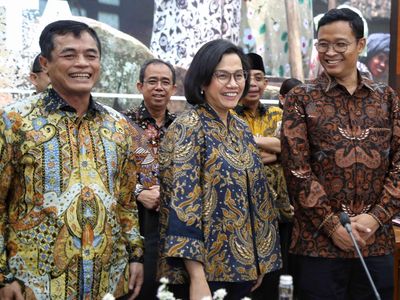 Senyum Sri Mulyani Diapit Dua Dirjen Pilihan Prabowo