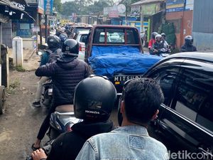 Macet di Jalan Sapan Arah Kota Bandung gegara Truk Mogok Macet di Jalan Sapan Arah Kota Bandung gegara Truk Mogok