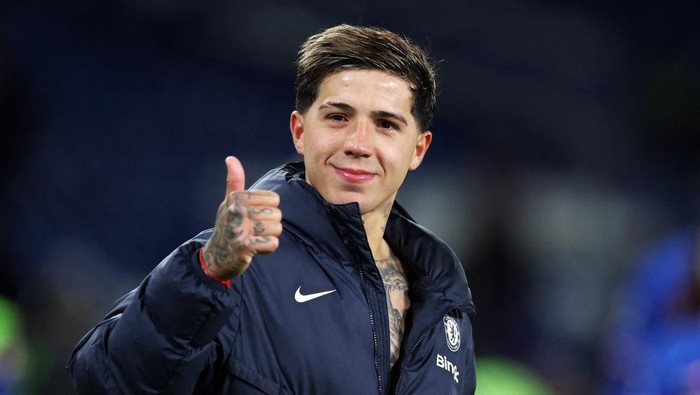 SOCCER-ENGLAND-CHE-MUN/REPORT Soccer Football - Premier League - Chelsea v Manchester United - Stamford Bridge, London, Britain - May 16, 2025 Chelseas Enzo Fernandez acknowledges fans after the match Action Images via Reuters/Paul Childs EDITORIAL USE ONLY. NO USE WITH UNAUTHORIZED AUDIO, VIDEO, DATA, FIXTURE LISTS, CLUB/LEAGUE LOGOS OR LIVE SERVICES. ONLINE IN-MATCH USE LIMITED TO 120 IMAGES, NO VIDEO EMULATION. NO USE IN BETTING, GAMES OR SINGLE CLUB/LEAGUE/PLAYER PUBLICATIONS. PLEASE CONTACT YOUR ACCOUNT REPRESENTATIVE FOR FURTHER DETAILS..