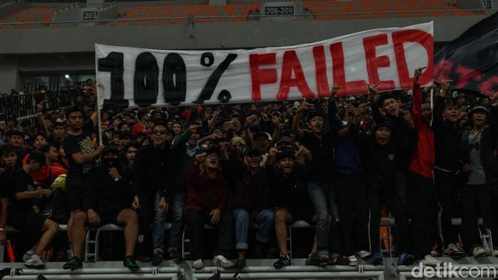 Spanduk Protes dan Flare Warnai Laga Terakhir Persija Suporter Persija Jakarta menyalakan flare saat pertandingan Persija vs Malut United di JIS, Jakarta, Jumat (23/5/2025).