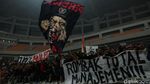 Spanduk Protes dan Flare Warnai Laga Terakhir Persija