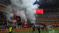 Flare pada awalnya menyala dari arah tribun utara. Tak lama kemudian, flare tampak menyala di berbagai sisi stadion.