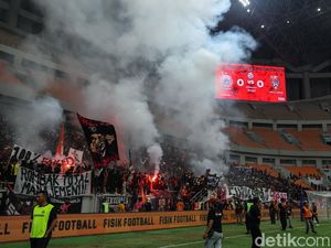 Spanduk Protes dan Flare Warnai Laga Terakhir Persija Spanduk Protes dan Flare Warnai Laga Terakhir Persija
