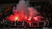 Asap yang membumbung tinggi membuat stadion ngebul, wasit yang memimpin laga itu lantas menyetop sementara laga.