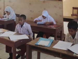 Miris, Sekolah di Bima Bertahun-tahun Hanya Punya Dua Ruang Kelas Miris, Sekolah di Bima Bertahun-tahun Hanya Punya Dua Ruang Kelas