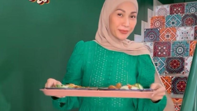Kabar Terkini Artis dari InsertLive : Dulu Masuk Manajemen Ahmad Dhani, 7 Potret Terbaru Tata Janeeta Kini Jualan Nasi Liwet