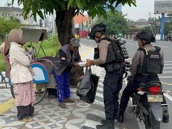 Jumat Berkah, Tim Sparta Polresta Solo Bagikan Ratusan Nasi Kotak ke Warga