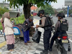 Jumat Berkah, Tim Sparta Polresta Solo Bagikan Ratusan Nasi Kotak ke Warga Jumat Berkah, Tim Sparta Polresta Solo Bagikan Ratusan Nasi Kotak ke Warga