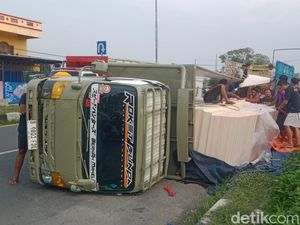 Truk Muatan Triplek Terguling di Jalur Jogja-Solo Delanggu