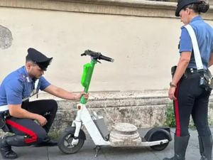 Turis Nakal Muncul Lagi di Roma, Bawa Kabur Artefak Pakai Sekuter Turis Nakal Muncul Lagi di Roma, Bawa Kabur Artefak Pakai Sekuter