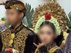 Gelagat Aneh Mempelai Wanita dalam Pernikahan Anak di Lombok Jadi Sorotan Gelagat Aneh Mempelai Wanita dalam Pernikahan Anak di Lombok Jadi Sorotan