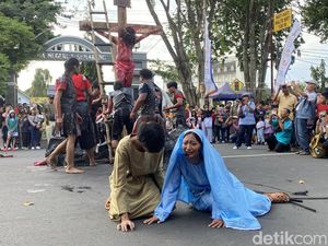 Potret Visualisasi Jalan Salib di Karnaval Paskah Kota Semarang Potret Visualisasi Jalan Salib di Karnaval Paskah Kota Semarang