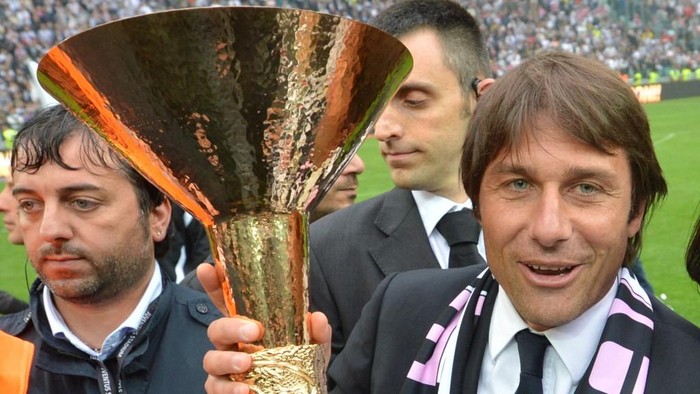 Juventus' coach Antonio Conte (R) holds the Italian Serie A football trophy, the Scudetto, during a ceremony after the team's match against Atalanta on May 13, 2012 in Juventus stadium in Turin. Juve have officially won 28 titles due to having been stripped of their 2005 and 2006 successes for match-fixing and forward Alessandro Del Piero's 19-year stay with the Old Lady Juventus will come to an end this summer.       AFP PHOTO / GIUSEPPE CACACE (Photo by GIUSEPPE CACACE / AFP)