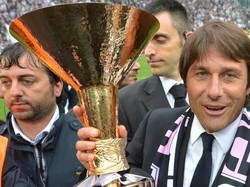 Scudetto pertama Conte sebagai allenatore diraih ketika melatih Juventus, yang dulu pernah diperkuatnya semasa masih main. Debut Conte melatih klub Turin itu berujung Scudetto 2011/2012. Foto: AFP/GIUSEPPE CACACE