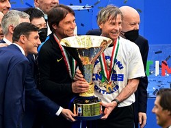 Conte kembali ke persepakbolaan Italia dengan melatih Inter Milan yang kemudian diantarnya meraih Scudetto musim 2020/2021 -- musim keduanya di klub tersebut. Foto: AFP/MIGUEL MEDINA