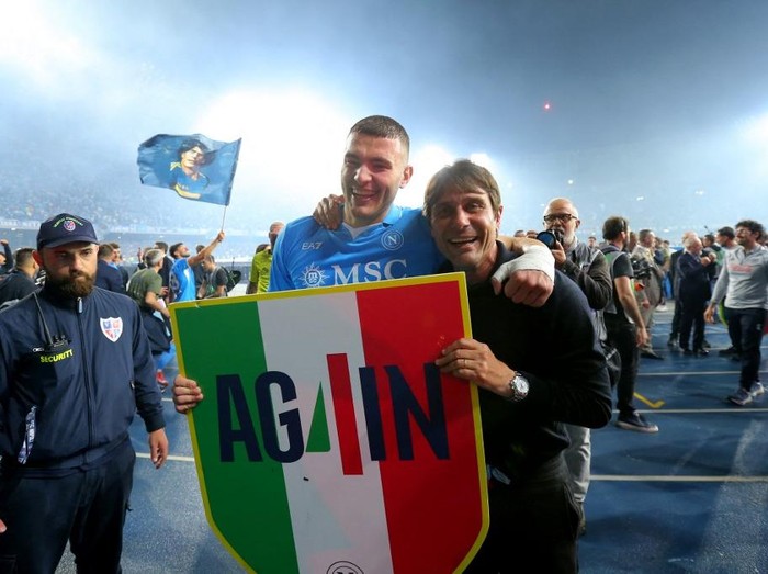 Napoli's Italian coach Antonio Conte celebrates with Napoli's Italian defender #04 Alessandro Buongiorno after winning Italian Serie A football match between Napoli and Cagliari at the Diego Armando Maradona stadium in Naples on May 23, 2025. (Photo by Carlo Hermann / AFP)