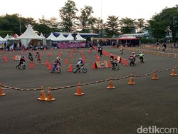 Kala Pembalap Cilik Adu Cepat dalam Ajang Balapan Push Bike di Cirebon