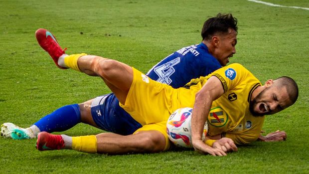 Pesepak bola PSIS Semarang Riyan Ardiyansyah (kiri) melakukan pelanggaran terhadap pesepak bola Barito Putera Murilo Otavio (kanan) dalam pertandingan BRI Liga 1 di Stadion Jatidiri, Semarang, Jawa Tengah, Sabtu (24/5/2025). Barito Putera berhasil mengalahkan tuan rumah PSIS Semarang dengan skor 2-1, dan kedua klub sepak bola tersebut terdegradasi ke Liga 2. ANTARA FOTO/Aji Styawan/foc.