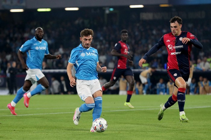 Billy Gilmour Napoli's Scottish midfielder #06 Billy Gilmour (L) and Cagliari's Italian midfielder #19 Nadir Zortea fight for the ball during the Italian Serie A football match between Napoli and Cagliari at the Diego Armando Maradona stadium in Naples on May 23, 2025. (Photo by Carlo Hermann / AFP)