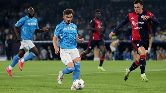 Napoli's Scottish midfielder #06 Billy Gilmour (L) and Cagliari's Italian midfielder #19 Nadir Zortea fight for the ball during the Italian Serie A football match between Napoli and Cagliari at the Diego Armando Maradona stadium in Naples on May 23, 2025. (Photo by Carlo Hermann / AFP)