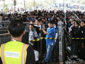 Sambut Laga Terakhir Persib, Bobotoh Mulai Padati Stadion GBLA